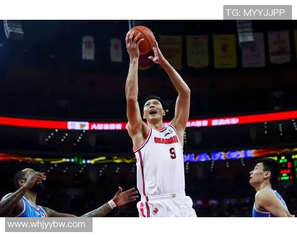 易建联：从篮球场上的传奇到社会公益的热心使者，见证中国体育的辉煌与责任